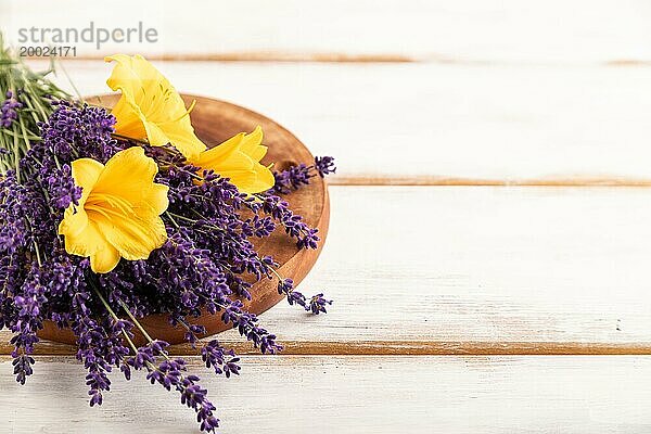 Schöne Tag Lilie und Lavendel Blumen auf weißem Holz Hintergrund  Seitenansicht  Nahaufnahme  selektiven Fokus