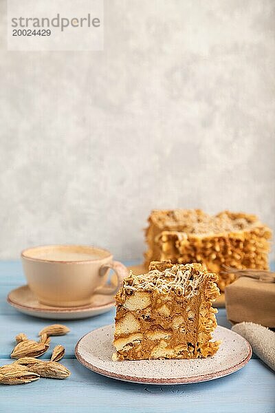 Traditioneller litauischer Kuchen Shakotis mit einer Tasse Kaffee auf blauem Holzhintergrund und Leinenstoff. Seitenansicht  Nahaufnahme  selektiver Fokus