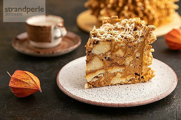 Traditionelle litauische Kuchen shakotis mit Tasse Kaffee auf schwarzem Beton Hintergrund. Seitenansicht  Nahaufnahme  selektiver Fokus