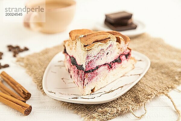 Zephir oder Marshmallow Kuchen mit Tasse Kaffee auf weißem Holzhintergrund und Leinentextil. Seitenansicht  Nahaufnahme  selektiver Fokus