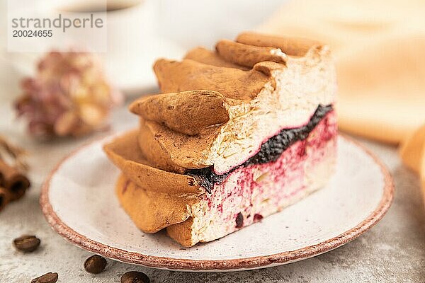 Zephir oder Marshmallow Kuchen mit Tasse Kaffee auf braunem Betonhintergrund und orangefarbenem Textil. Seitenansicht  Nahaufnahme  selektiver Fokus