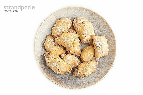 Hausgemachte süße Kekse mit Apfelmarmelade vor weißem Hintergrund. Draufsicht  Flat Lay  Nahaufnahme