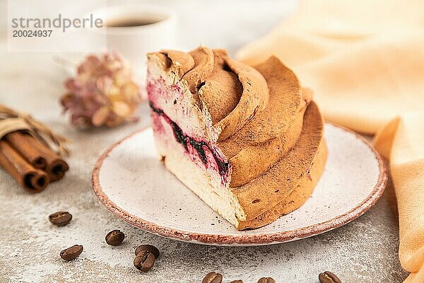 Zephir oder Marshmallow Kuchen mit Tasse Kaffee auf braunem Betonhintergrund und orangefarbenem Textil. Seitenansicht  Nahaufnahme  selektiver Fokus