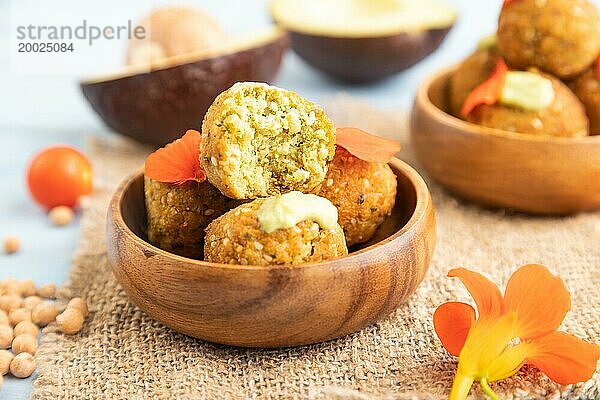 Falafel mit Guacamole auf blauem Holzhintergrund und Leinentextil. Seitenansicht  Nahaufnahme  selektiver Fokus