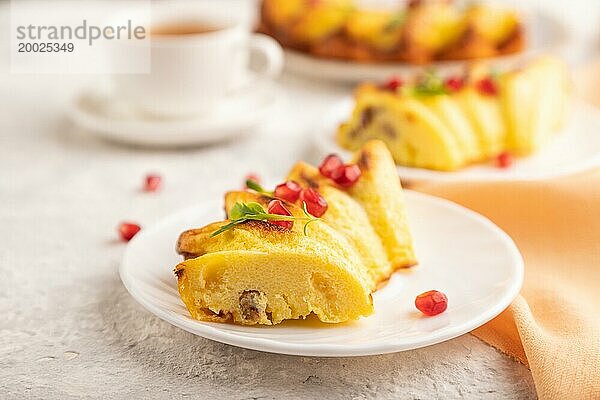 Käsekuchen mit Tasse grünem Tee auf grauem Betonhintergrund und orangefarbenem Leinenstoff. Seitenansicht  Nahaufnahme  selektiver Fokus