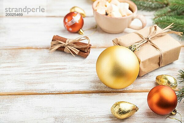 Weihnachten oder Neujahr Zusammensetzung. Dekorationen  Box  goldene Kugeln  Zimt  Tanne und Fichte Zweige  Tasse Kaffee  auf einem weißen hölzernen Hintergrund. Seitenansicht  Kopierraum  selektiver Fokus