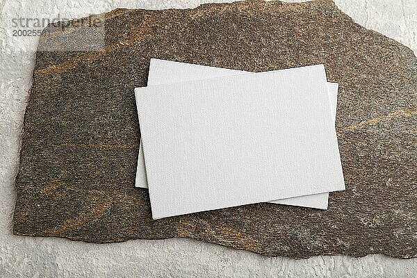 Weißes Papier Visitenkarte  Mockup mit Naturstein auf grauem Beton Hintergrund. Blank  flach legen  Draufsicht  Stillleben  Kopie Raum  Leinwand