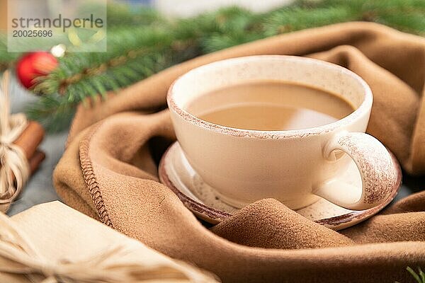 Weihnachten oder Neujahr Zusammensetzung. Dekorationen  Box  Zimt  Tanne und Fichte Zweige  Tasse Kaffee  Wolle Schal auf einem grauen Beton Hintergrund. Seitenansicht  Nahaufnahme  selektiver Fokus