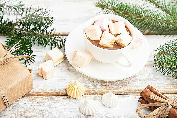 Weihnachten oder Neujahr Zusammensetzung. Dekorationen  Box  Kugeln  Zimt  Tannen und Fichtenzweige  Tasse Kaffee  auf einem weißen Holzhintergrund. Seitenansicht  Kopierraum  selektiver Fokus