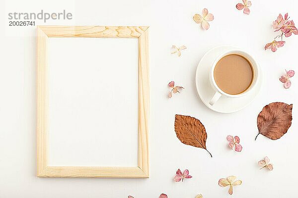 Komposition mit Holzrahmen  braune Buche Herbstblätter  Hortensienblüten und Tasse Kaffee. Mockup auf weißem Hintergrund. Blank  flach legen  Draufsicht  Stillleben  Kopie Raum