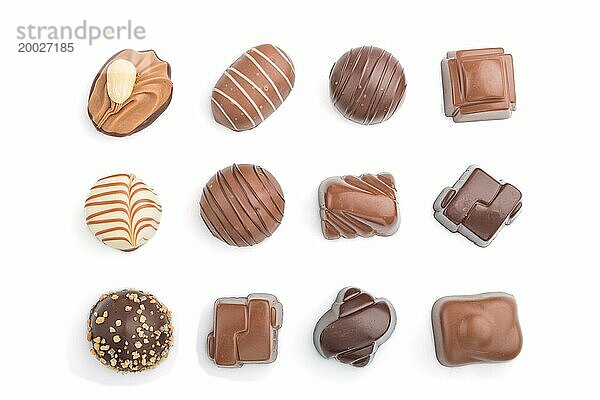 Verschiedene Schokoladenbonbons vor weißem Hintergrund. Draufsicht  Flachlage  Nahaufnahme