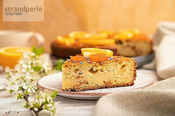 Orangenkuchen und eine Tasse Kaffee auf einem weißen Holzhintergrund und Leinentextil. Seitenansicht  Nahaufnahme  selektiver Fokus