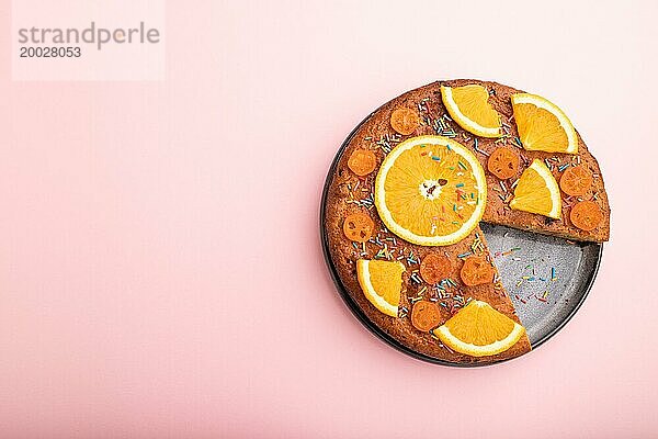 Orangefarbener Kuchen auf einem pastellrosa Hintergrund. Draufsicht  Flat Lay  Kopierbereich