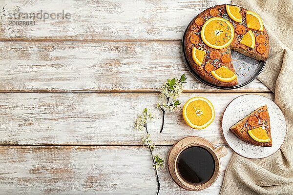 Orangenkuchen und eine Tasse Kaffee auf einem weißen Holzhintergrund und Leinenstoff. Draufsicht  flat lay  copy space