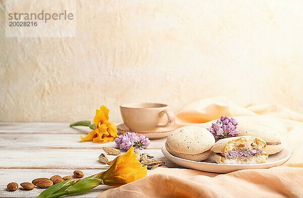 Meringues Kuchen mit einer Tasse Kaffee auf weißem Hintergrund und orangefarbenem Leinenstoff. Seitenansicht  Kopierraum  selektiver Fokus