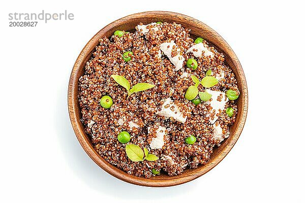 Quinoa Brei mit grünen Erbsen und Huhn in einer Holzschale vor weißem Hintergrund. Draufsicht  flach gelegt  Nahaufnahme