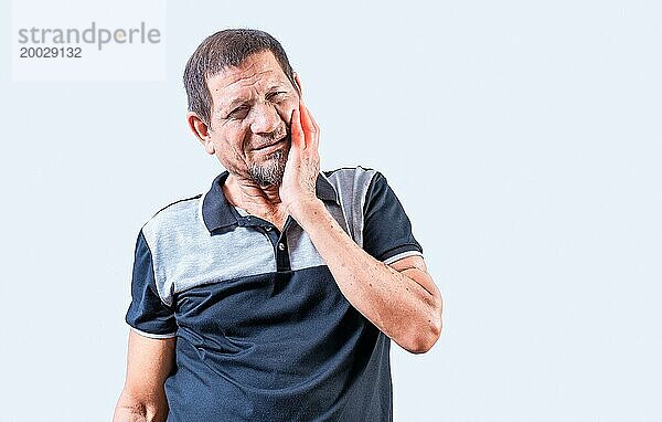 Unglücklicher älterer Mann reibt sich die Wange mit Zahnschmerzen. Älterer Mann mit Zahnschmerzen isoliert