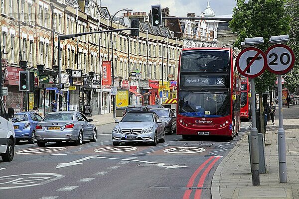 Roter Doppeldeckerbus Stagecoach 136 in der New Cross Road  Deptford  Süd London  England  UK  Ziel Elephant and Castle