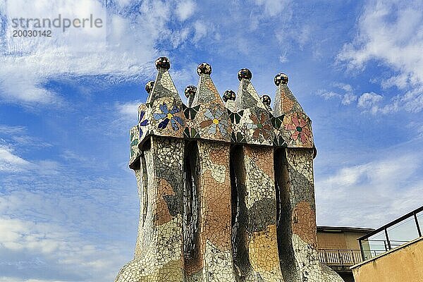 Kunstvoll gestaltete Kamine  Mosaike  Casa Batllo  Barcelona  Spanien  Europa