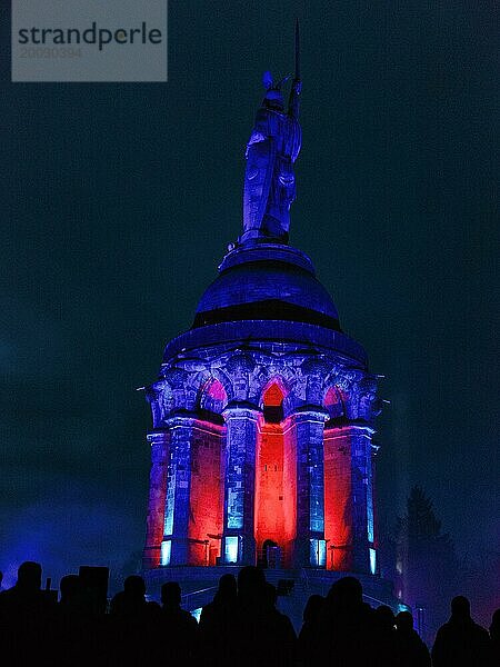 Menschenmenge  Silhouetten vor Hermannsdenkmal  beleuchtet  Nachtaufnahme  Teutoburger Wald  Detmold  Nordrhein-Westfalen  Deutschland  Europa