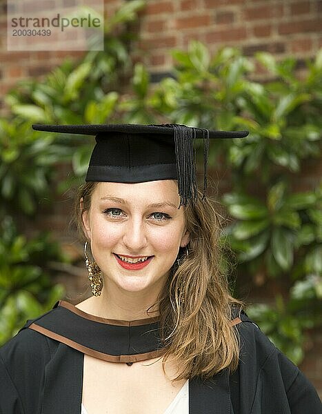 Kopf Schulter Porträt einer lächelnden jungen Frau  die ihren Abschluss macht  Goldsmiths  University of London  England  UK