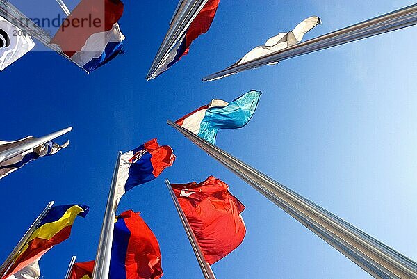 Weitwinkelaufnahme der europäischen Nationalflaggen  Froschperspektive  vor blauem Himmel  vor dem Europäischen Patentamt in München  Bayern  Deutschland  Europa