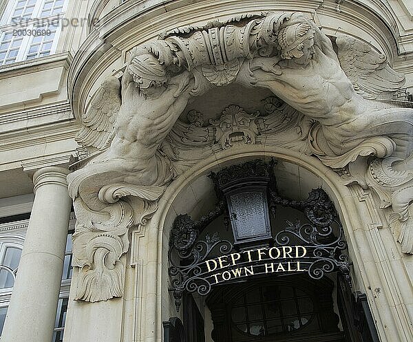 Eingang zum Rathaus  Deptford  Südlondon  England  Vereinigtes Königreich erbaut 1903 05 Architekturskulptur von Henry Poole