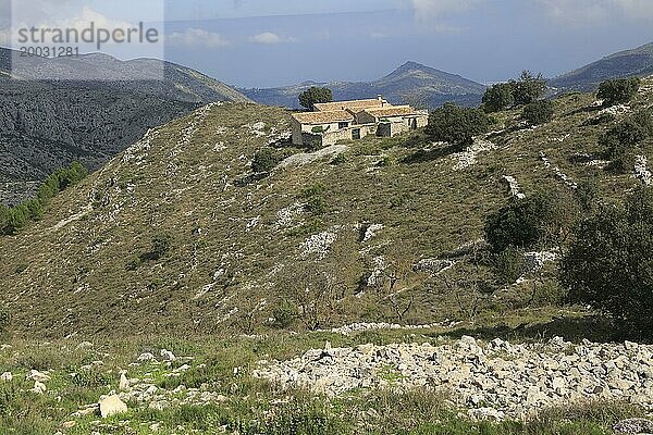 Bauernhaus in einer Kalksteinlandschaft aus dem Karbon  in der Nähe von Benimaurell  Vall de Laguar  Marina Alta  Provinz Alicante  Spanien  Europa