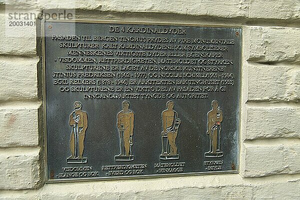 Informationen über die Statuen der vier Tugenden vor dem Gerichtsgebäude  Stadt Bergen  Norwegen  Informationstafel  Europa