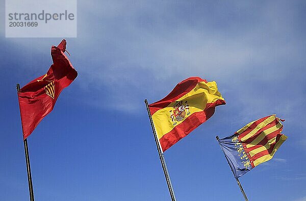 Flaggen von Jativa oder Xativa  Spanien  und Valencia vor blauem Himmel  Burg Jativa  Spanien  Europa