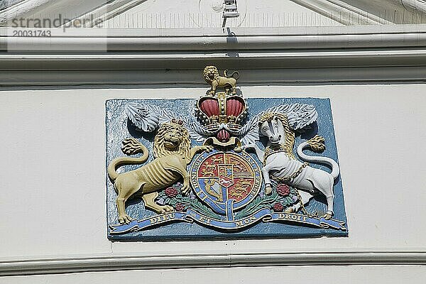 Königliches Wappen mit Löwe und Einhorn 'Dieu et mon Droit' Motto der Monarchie gesehen in Falmouth  Cornwall  England  UK
