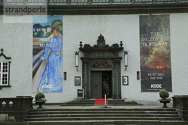 Außenansicht der Kunstgalerie Kode 3  Bergen  Norwegen  mit der Ausstellung Edvard Munch und das Goldene Zeitalter  Europa