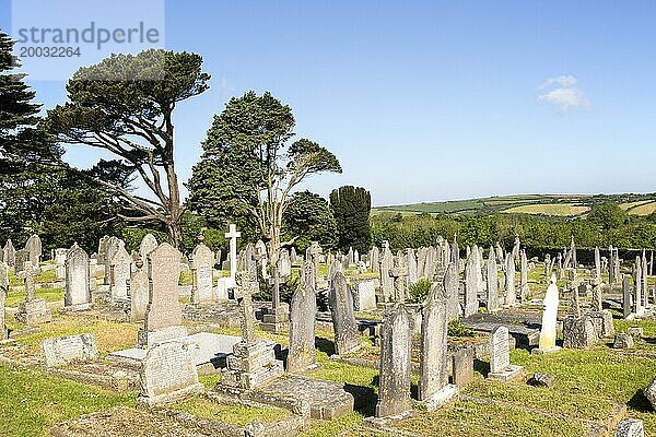 Grabsteine auf dem Kirchhof der Pfarrkirche von St. Keverne  Lizard Halbinsel  Cornwall  England  UK