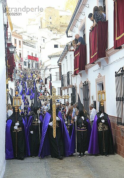 Christliche Osterprozession durch die Straßen von Setenil de las Bodegas  Provinz Cádiz  Spanien  Europa