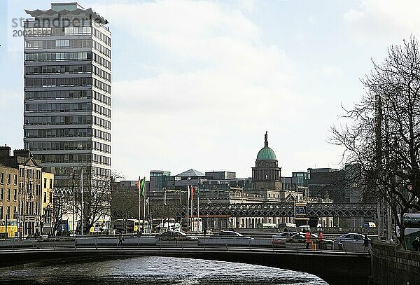 Blick auf den Fluss Liffey in Richtung Custom House Quay  Stadtzentrum von Dublin  Irland  Republik Irland  Europa