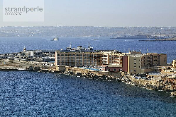 Blick auf Hotel und Fährterminal in Richtung Gozo Kanal  Cirkewwa  Republik Malta