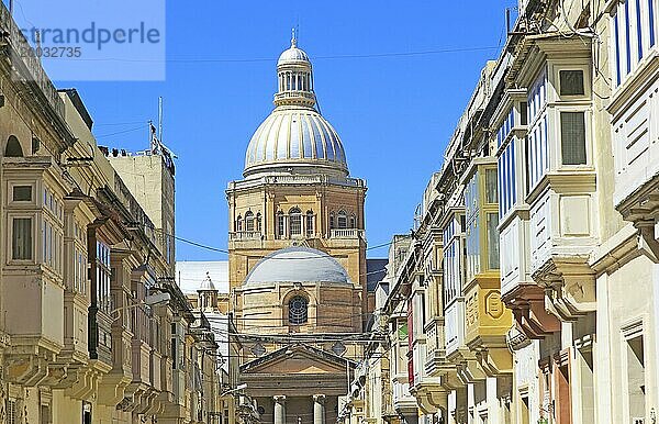 Traditionelle Häuser mit Balkonen  Kuppel der Pfarrkirche von Paola  Stadt Tarxien  in der Nähe von Valletta  Malta  Europa