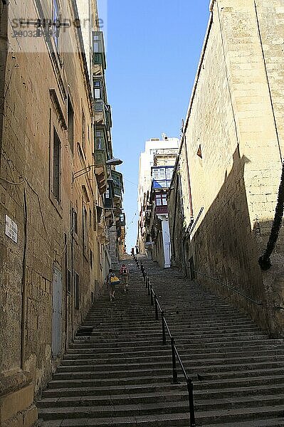 Steile historische Straße im Stadtzentrum von Valletta  Malta  Europa
