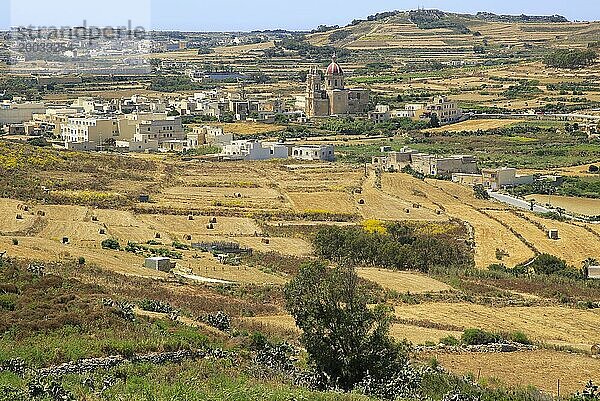 Ländliche Landschaft mit Blick von Zebbug auf das Dorf Ghasri und das Tal  Gozo  Malta  Europa