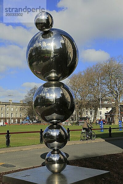 Äpfel und Atome' Skulptur von Elis O'Connell 2013 Trinity College  Dublin  Irland  Republik Irland  in Auftrag gegeben zur Würdigung des Werks von Ernest T.S. Walton (1903 95)  Europa