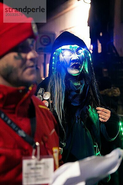 Person mit leuchtender Brille und Hexenmaske bei einer nächtlichen Karnevalfeier  Fasching  Schellbronner Nachtumzug  Schellbronn  Deutschland  Europa