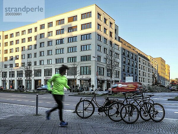 Ein Jogger im Neubaugebiet Europacity Berlin an der Heidestrasse. Das Projekt Europacity umfasst eine Fläche von 61 Hektar. Es entstehen rund 3.000 Wohnungen und Büroflaechen  06.01.2022