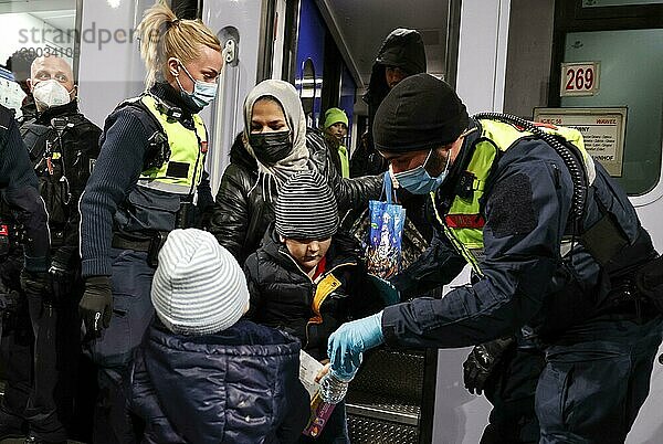 Flüchtlinge aus der Ukraine kommen am Berliner Hauptbahnhof an  01.03.2022