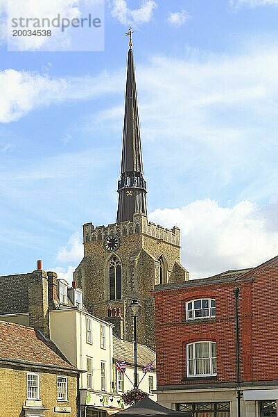 Elegante Turmspitze der Kirche St. Peter und St. Mary im Stadtzentrum  Stowmarket  Suffolk  England  UK
