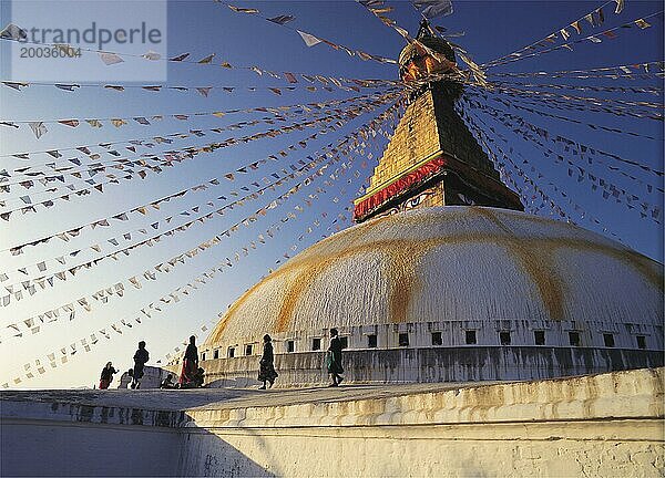 Gläubige umrunden die große Stupa im tibetischen Viertel von Boddnath oder Bauda im Kathandu Tal  Nepal  Asien