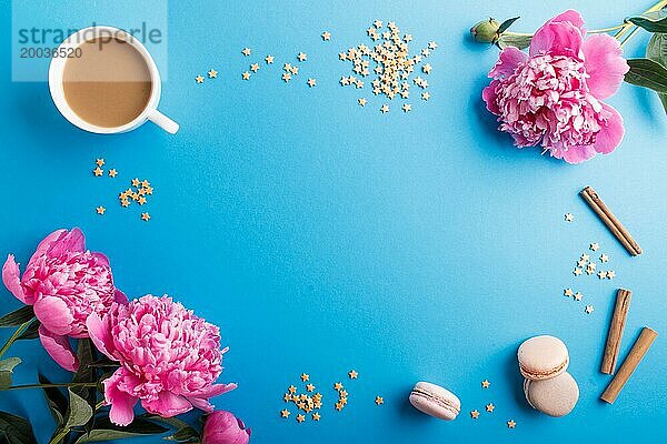 Rosa Pfingstrose Blumen und eine Tasse Kaffee auf einem blaün Pastell Hintergrund. Morninig  Frühling  Mode Zusammensetzung. Flachlage  Draufsicht  Kopierraum