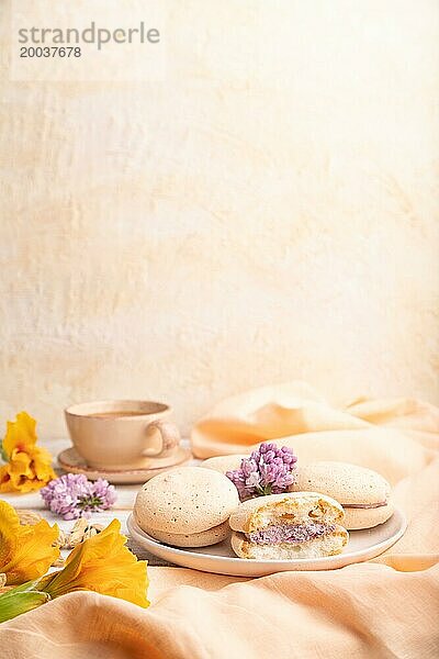 Meringues Kuchen mit einer Tasse Kaffee auf weißem Hintergrund und orangefarbenem Leinenstoff. Seitenansicht  Kopierraum  selektiver Fokus