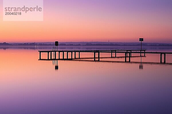 Sonnenuntergang am Dümmer See  See  Steg  Anlaeger  Stille  Weite  Nacht  geheimnissvoll  Lembruch  Niedersachsen  Deutschland  Europa