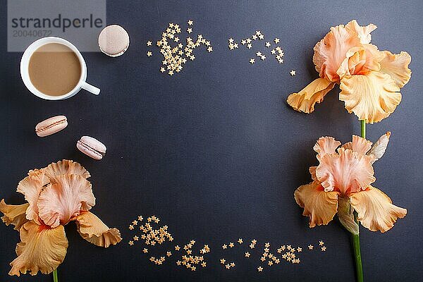 Orange Irisblüten und eine Tasse Kaffee auf einem schwarzen Hintergrund. Morninig  Frühling  Mode Zusammensetzung. Flachlage  Draufsicht  Kopierraum