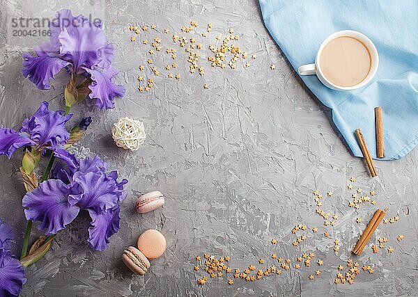 Lila Irisblüten und eine Tasse Kaffee auf einem grauen Betonhintergrund. Morninig  Frühling  Mode Zusammensetzung. Flachlage  Draufsicht  Kopierraum